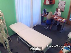 Läkaren smällar tatuerat blondin på sjukhuset