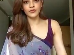 Kajal Aggarwal Mostrando ascelle e tette in maniche Saree