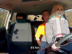 Фальшивая Driving School Blonde Мерилин Сахар в черных чулках