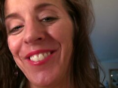 Vollbusigen mature Tricia reibt sich hungrige Pussy