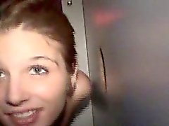 Selvatico Bruna amatoriale Accetta Facial attraverso un Glory Hole