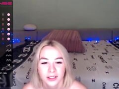 Amateurblonde durchbohrte Schlampe Dreier und Blowjob