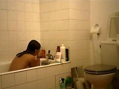 Sexy dilettante nero catturato facendo una doccia su campe nascosta