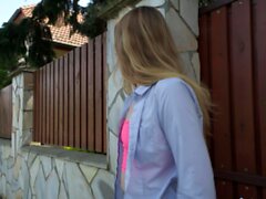 Öffentlicher Agent Nikki Riddle in einen Gartenschuppen zum Sex gebracht