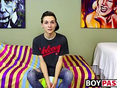 Nova twink bonito e horny Trey Bentley entrevista e jack off