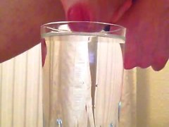 Cumming in ein Glas Wasser