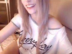 Mignonne blonde teen hustler masturbation en extérieur