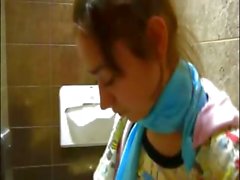 Pequeño de Natasha niña desnuda al WC