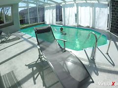 Mama grande Milf masturbándose en la piscina