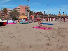 Tysk reporter plockar upp 18 års turist tonåring på Mallorca Beach