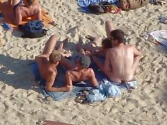 Gruppi di ragazzi che che hanno sesso in spiaggia