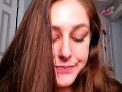 Brunette Solo Honey montre ses compétences en masturbation