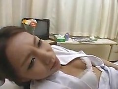 enfermera Oriental atractiva seduce a un paciente de pelo largo para complacer