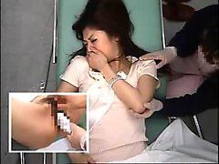 Slim Aasialaiset tyttö potkaisee perverssi lääkärillesi fingering sekä leikkinyt hänelle