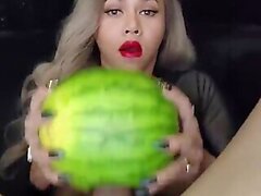 Longmint zerstören eine Wassermelone mit ihrem Monsterdick