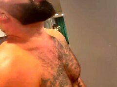 Deux hommes musculaires gays font des pipe et anal
