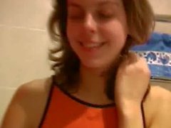 Masha y Ivana adolescencias orinar en el inodoro