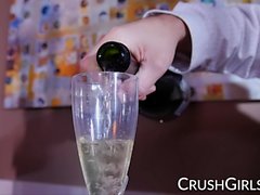 Busty blond porrstjärnan Jessa Rhodes fucks bartendern