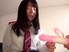 Geile japanische Teenager in Schuluniform saugt Hahn