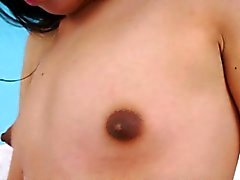 Cute ince göğüslü gençlik bir travesti Guffy ona dick masturbates