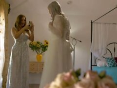 Bride shemale fode a buceta molhada de sua peituda noivas