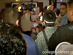 Pis üniversite öğrencisi parti kıçını gösterir