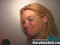 Slut moglie succhiare cazzi Thru al Glory Hole