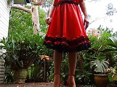 Weichei Strahl im Freien in rotem Kleid zwei