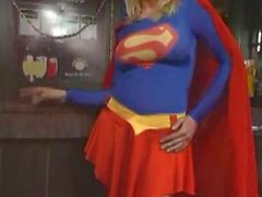 rubia de la mosca del superwoman