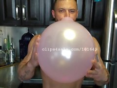 Balloon Fetish - Sargento Miles Blowing Balloons Vídeo 1