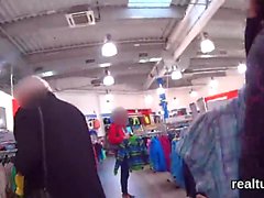 Nefis Çek kız alışveriş merkezi ve p alay edildi