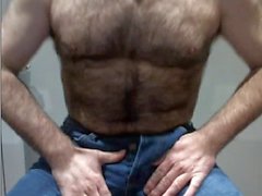 Cub di hairy presa in giro il suo cazzo in jeans blu