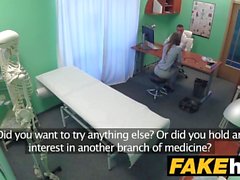 Fake Hospital Sexy Reporter kommt auf den Punkt mit Blowjob und harten Sex