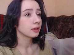 Brünette Cam Babe saugt ihren BF Schwanz wie ein Profi