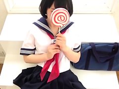 La belle teen Mizuho Ishimori se déshabille de son uniforme scolaire