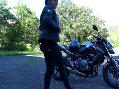 Une jeune femme seksi en train de jouir sur sa moto