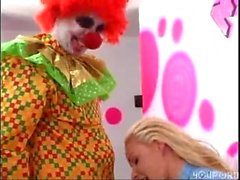 Sjukfrånvaro & Tvinnad clown få Blowjob samt Fucks flicka inifrån bubbla