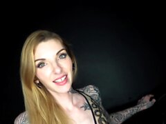 Slim Tattooed Babe Penny Archer está desejando um grande galo