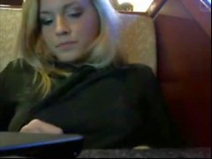 Blondie auf öffentlichen bar blinkt an Webcam