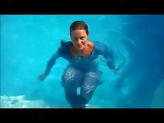 Wetlook Schweizer Mädchen mit voll bekleidet Schwimmen