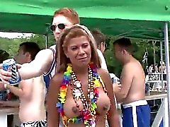 Mauvais comportement des étudiants chaud at Party de bateaux publics