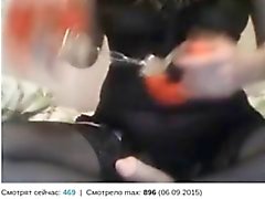 Russischen Webcam Mädchen hat ihre Clothes abgeschnitten