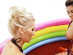 Çocuk havuzunda bir lezbiyen sahnesinde İngiliz sürtük Sammy