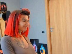 Lady tatuata da solo si masturba fino all'orgasmo