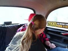 Falsificação do sexo feminino do táxi do patinador do punk fode com gata feminina básica bonitos