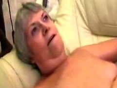 nonna riceve catturato giocherellando la vagina