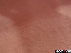 Sexy redhead travaille sa chatte dans la douche