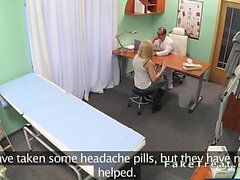 Médico folla a los pacientes desde atrás