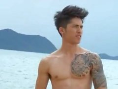 Hot Asian Modell mit Tätowierungen macht nackt Foto-Shooting im Freien
