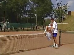 Tennis pro leert blonde hoe volley aan het net